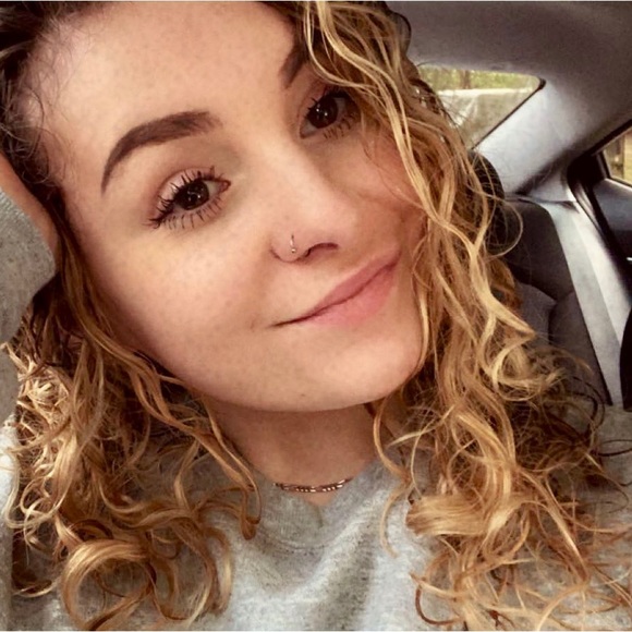 Profile Picture of Allison Linkemyer (@a_linkemyer) on Poshmark