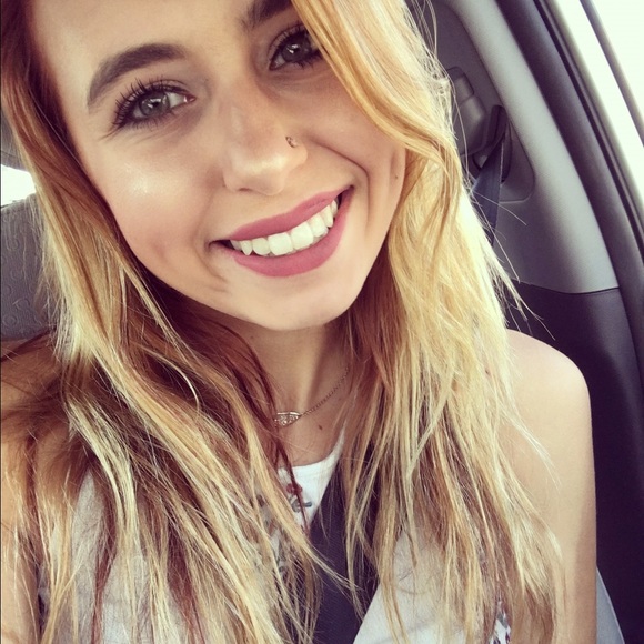 Profile Picture of Hailey Huffman (@haileyrhiannon) on Poshmark