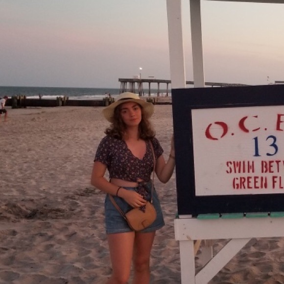 Profile Picture of Pauline Cassier (@p1a2u301) on Poshmark