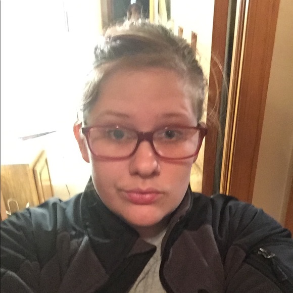 Profile Picture of Olivia Sowles (@osowles91) on Poshmark