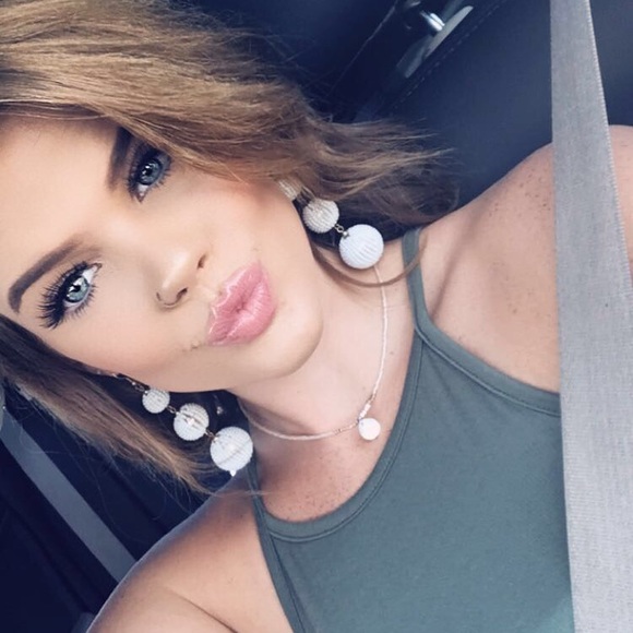 Profile Picture of Emilee Boazman (@emilee_boazman) on Poshmark