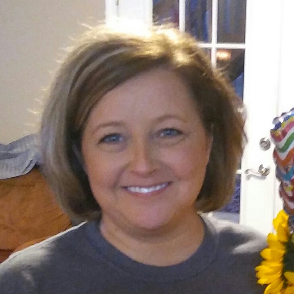 Profile Picture of Tracie Manning (@brush32floss32) on Poshmark