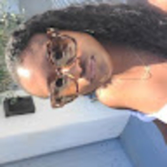 Profile Picture of Stacey Simon (@staceysimon323) on Poshmark