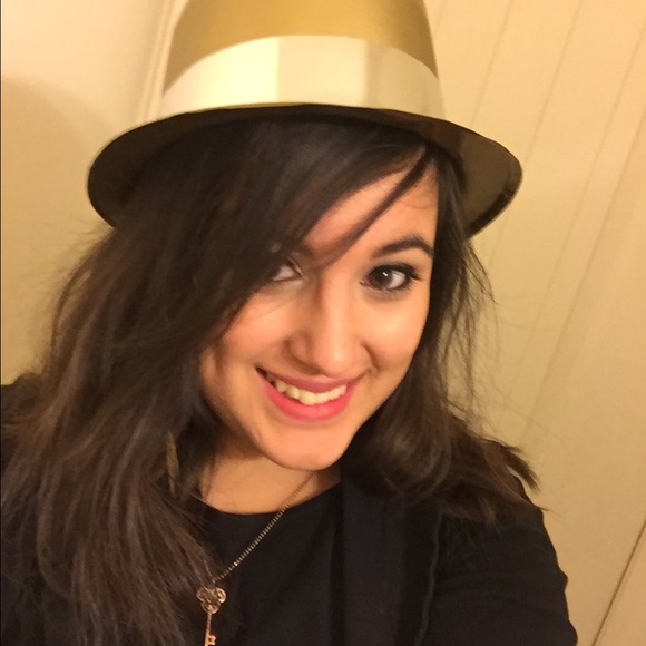 Profile Picture of Devon Stonebraker (@devon_mae) on Poshmark