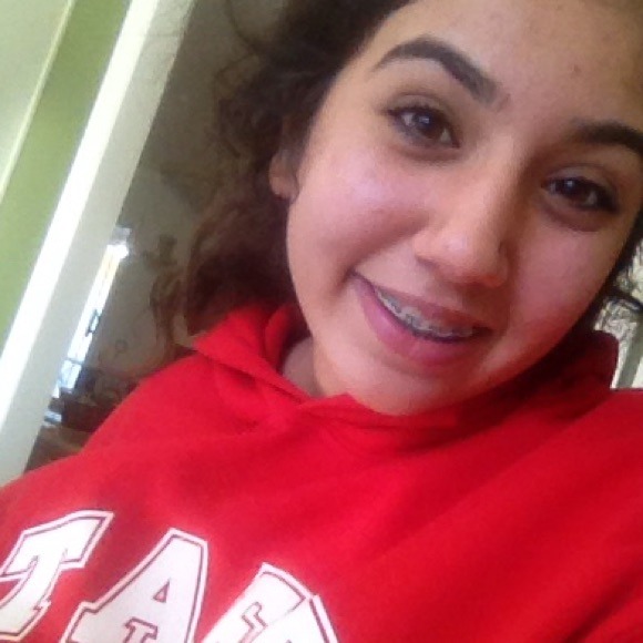 Profile Picture of Debbie Akhavan (@debbieakhavan) on Poshmark