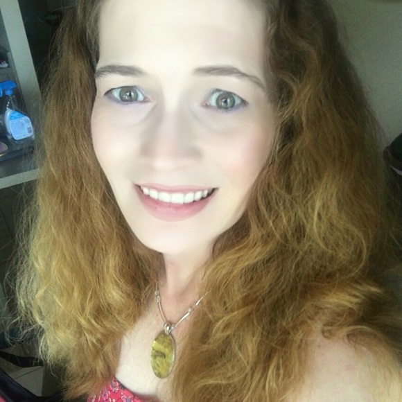 Profile Picture of Amy Springer (@amy476) on Poshmark
