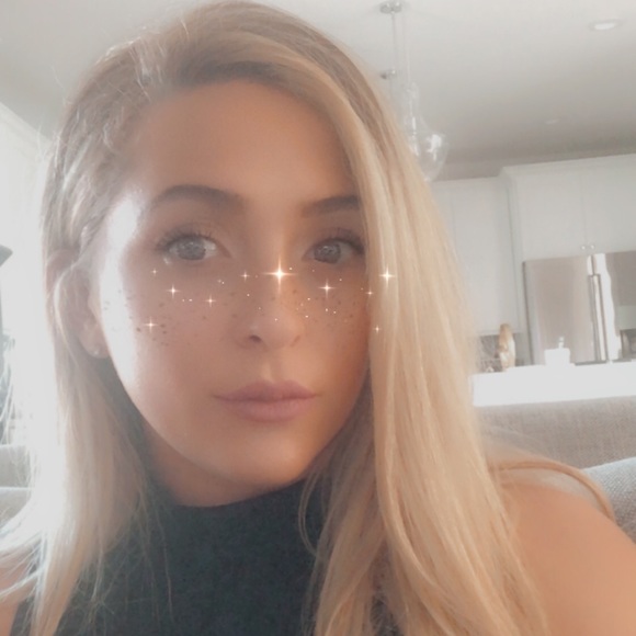 Profile Picture of Elleana Spanos (@easpanos) on Poshmark