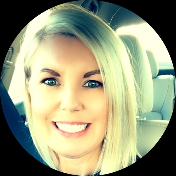 Profile Picture of Amanda Lambert (@amandalamber999) on Poshmark