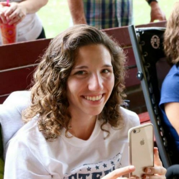 Profile Picture of Anne Manfredi (@akoch819) on Poshmark