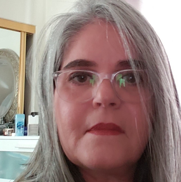 Profile Picture of Andreia Almeida (@adiabrasil) on Poshmark