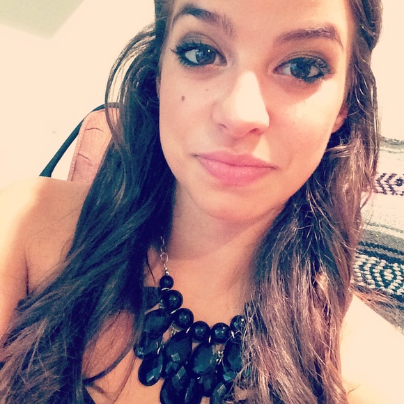 Profile Picture of Kristen Weyhing (@knweyhing) on Poshmark