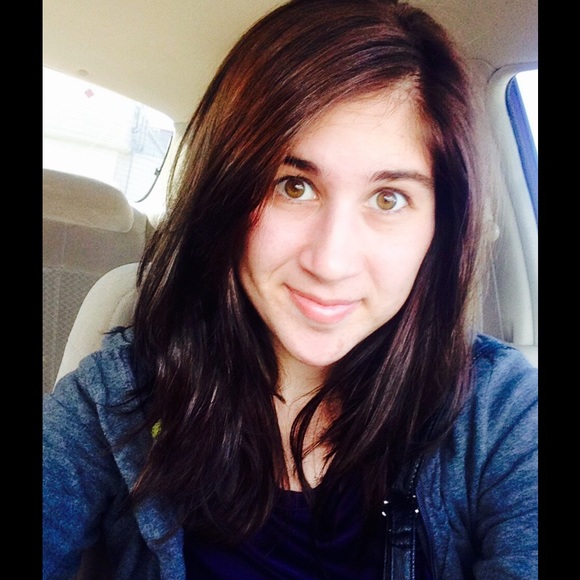 Profile Picture of Marabeth Hampton (@marabeth24) on Poshmark