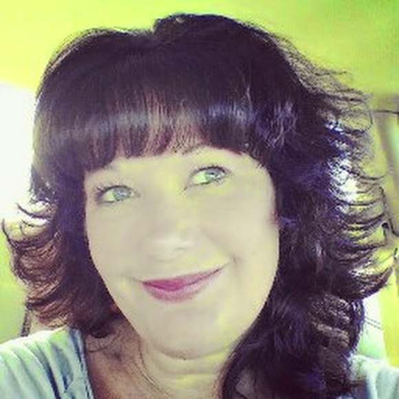 Profile Picture of Michelle Lehnertz (@mlehnertz) on Poshmark