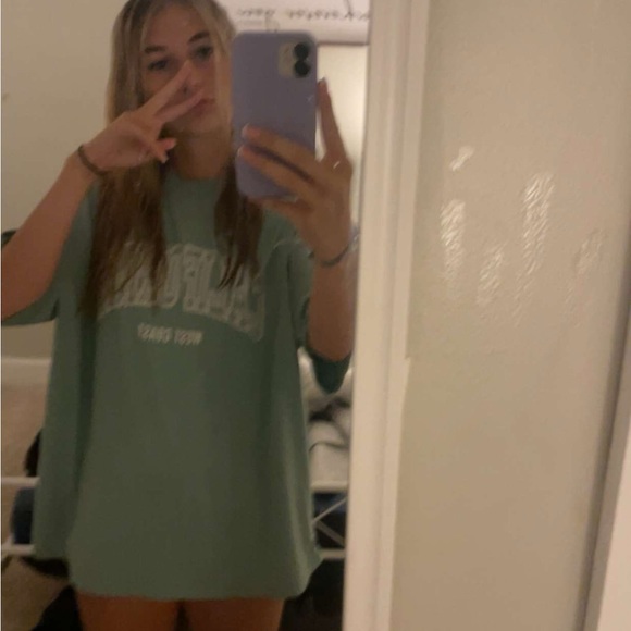 Profile Picture of Averie Feschuk (@averiewam) on Poshmark