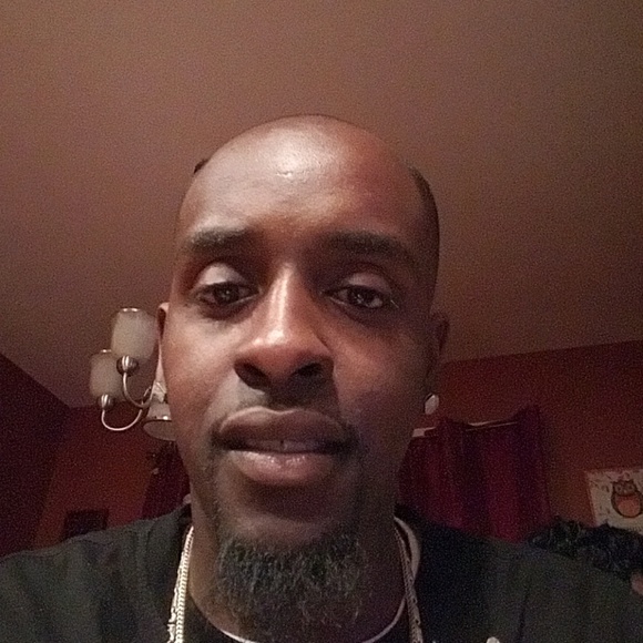 Profile Picture of Carlos Stewart (@kinglos30) on Poshmark