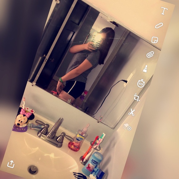 Profile Picture of Sarah Bilinsky (@sarahhhlynnb) on Poshmark