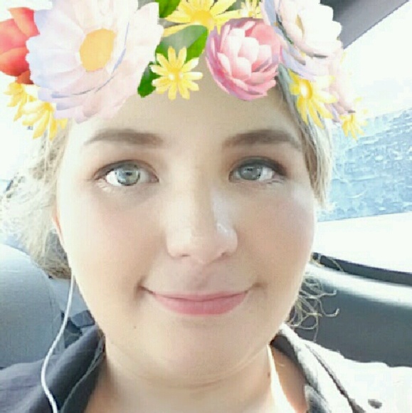 Profile Picture of Chelsey Schnack (@chelseyschnack) on Poshmark