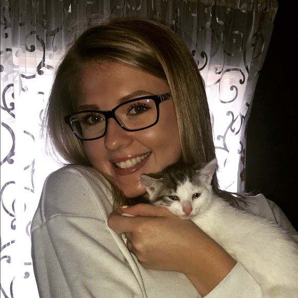 Profile Picture of Alexis Schank (@alexisschank) on Poshmark