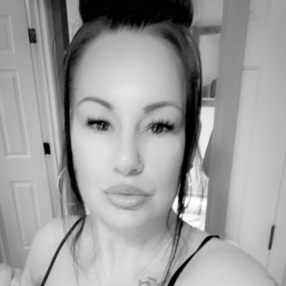 Profile Picture of Carly Crane (@cranecarly) on Poshmark