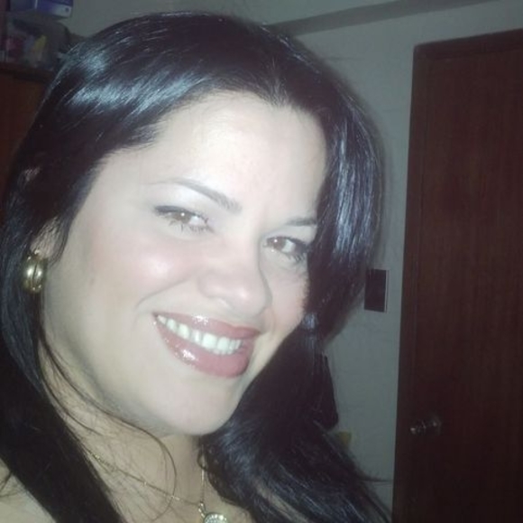 Profile Picture of Noeliz Colina (@noacoli852) on Poshmark