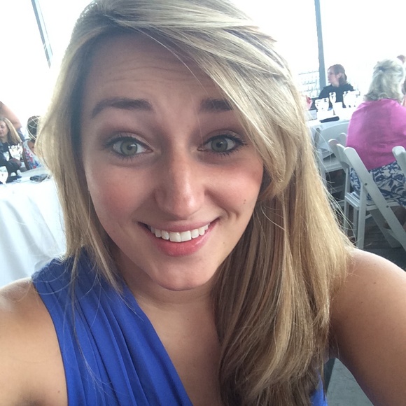 Profile Picture of Alex Wells (@amhall30) on Poshmark