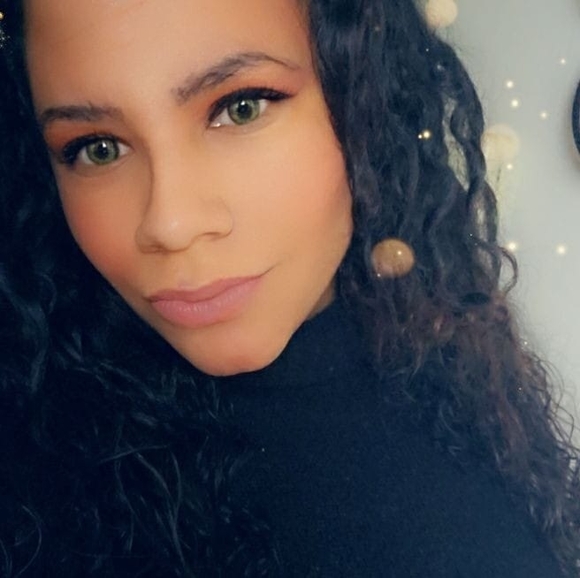 Profile Picture of Alora Davis (@aloradavis1) on Poshmark