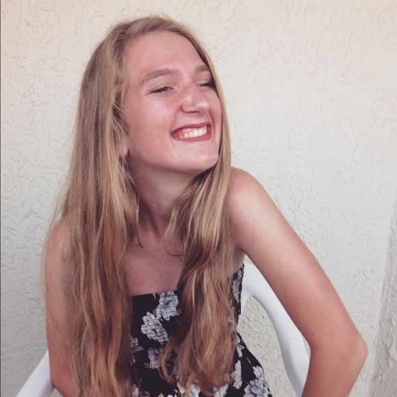 Profile Picture of Libby Mawhinney (@libmawhinney_) on Poshmark