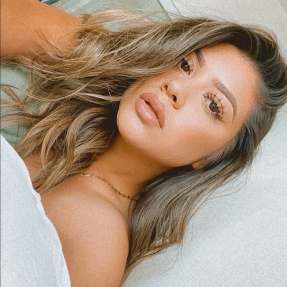 Profile Picture of Ashley Idarza (@aidarza_10) on Poshmark