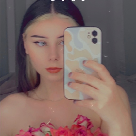 Profile Picture of Mariah Stankiewicz (@mariahmarie609) on Poshmark