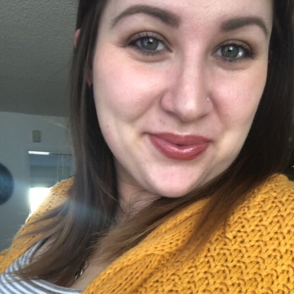 Profile Picture of Veronica Czikora (@mamaveronica) on Poshmark