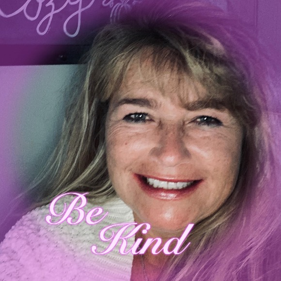 Profile Picture of Angela jewell Cook (@bowcook) on Poshmark