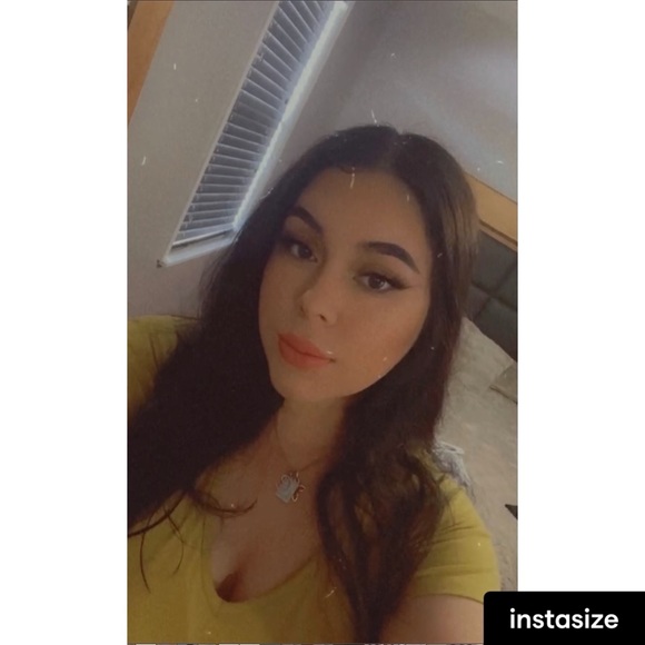 Profile Picture of Clarisa Arras (@clarisa_arras) on Poshmark