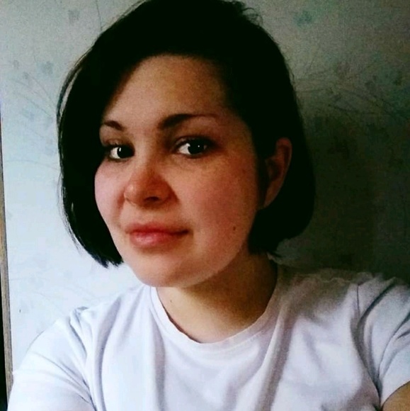 Profile Picture of Liz Holmes (@lizzygirl92) on Poshmark