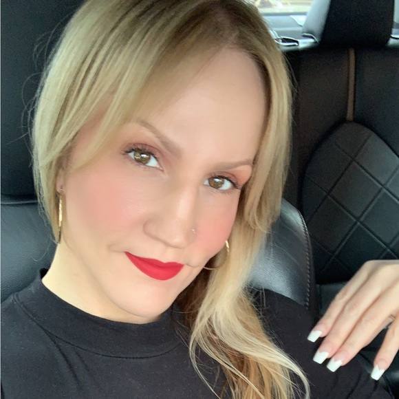 Profile Picture of Elizabeth Boyce (@lizpierre) on Poshmark