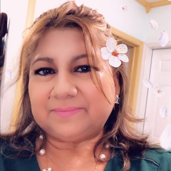 Profile Picture of Lisbeth Smith (@lisbethsmith) on Poshmark