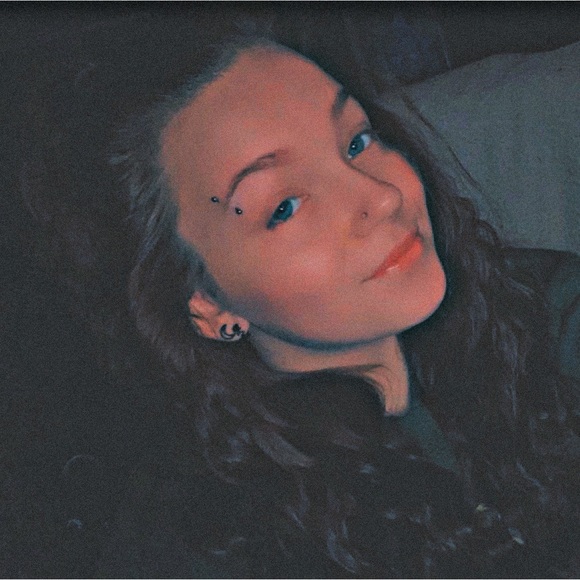 Profile Picture of Lauranne Rettstatt (@lauranner) on Poshmark