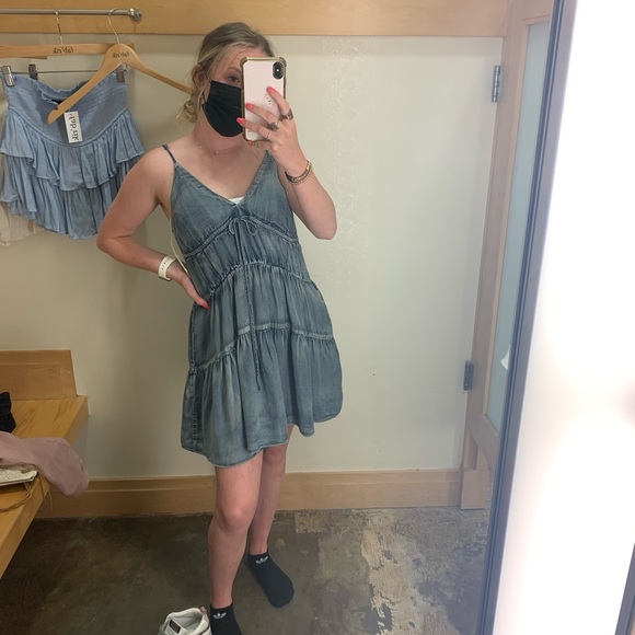 Profile Picture of Lacey Daniell (@l_daniell) on Poshmark