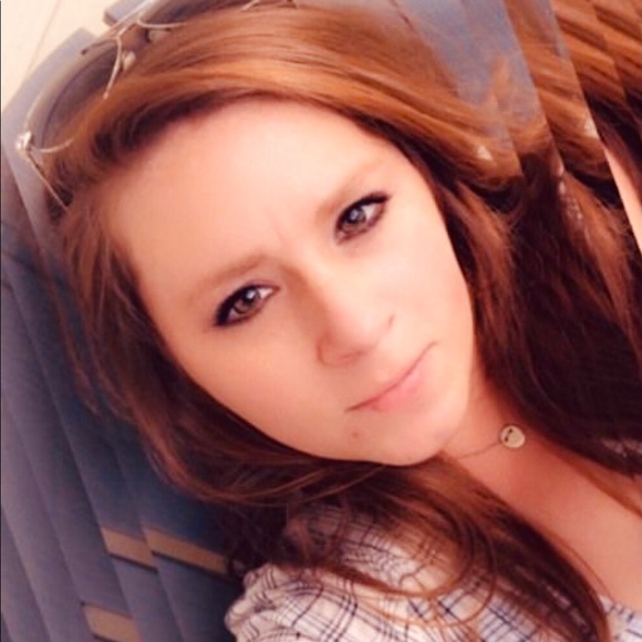 Profile Picture of Tiffany Arwine (@tarwine) on Poshmark