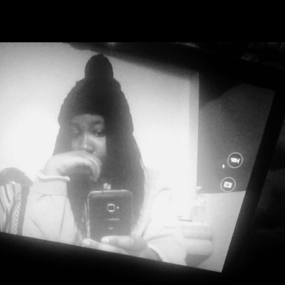 Profile Picture of Thea Browne (@m00n_phases) on Poshmark