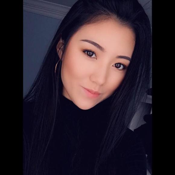 Profile Picture of Violet Kim (@violet_kim) on Poshmark