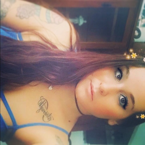 Profile Picture of Hannah Usatch (@hdeeexxx) on Poshmark
