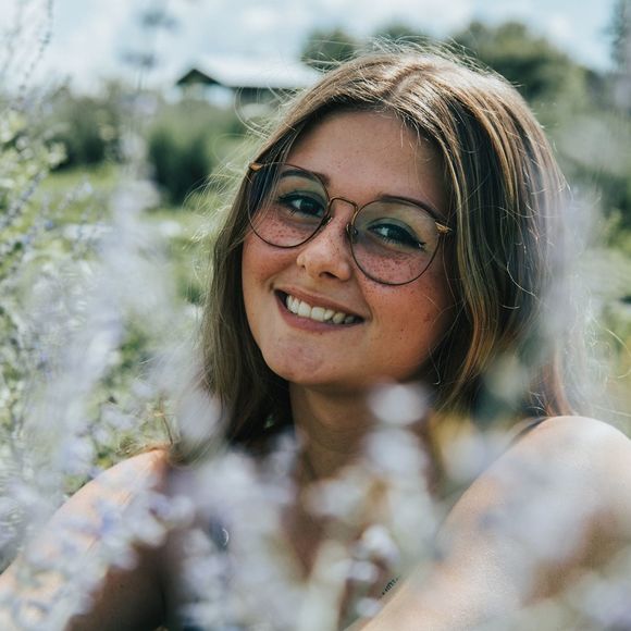 Profile Picture of Naomi Cloutier (@naomie_cloutier) on Poshmark