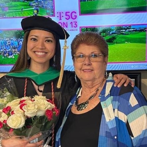 Profile Picture of Roberta Leonard (@roberta_leonard) on Poshmark