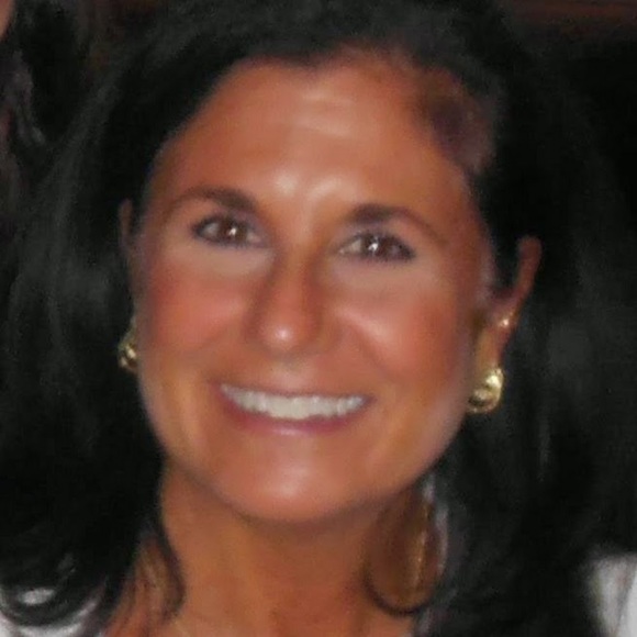 Profile Picture of Nikki Roros (@lucyeths7) on Poshmark