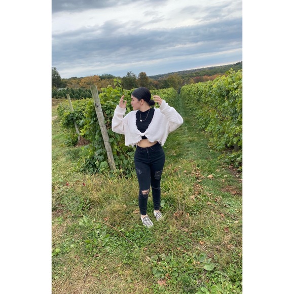 Profile Picture of Kylee Velez (@thisgirlkylee05) on Poshmark