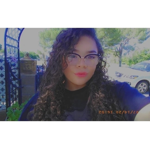 Profile Picture of Cassandra Duran (@cassandradur257) on Poshmark