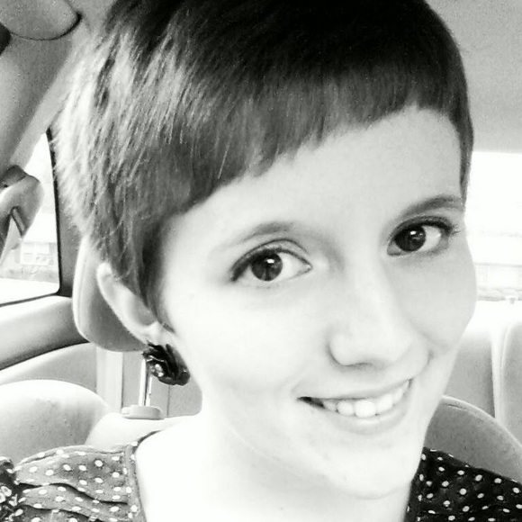 Profile Picture of Stephanie Hankinson (@s_hankinson) on Poshmark