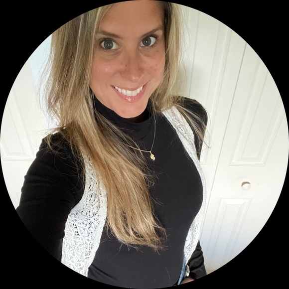 Profile Picture of Kelsey Decloux (@kelsey2400) on Poshmark