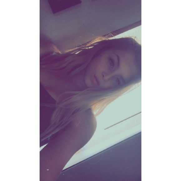 Profile Picture of Ariel Norris (@arielleann17) on Poshmark