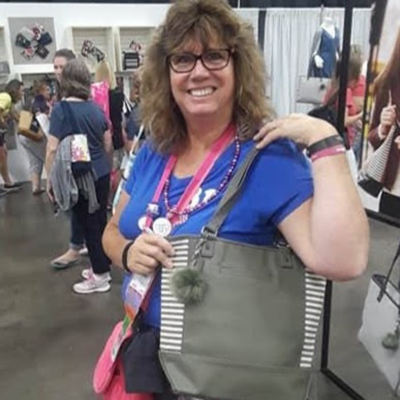 Profile Picture of Kim Gaudiosi (@kimmieeleven11) on Poshmark